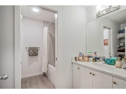 201 Walgrove Boulevard Se, Calgary, AB - Indoor Photo Showing Bathroom