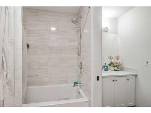 201 Walgrove Boulevard Se, Calgary, AB - Indoor Photo Showing Bathroom