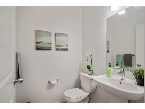 201 Walgrove Boulevard Se, Calgary, AB - Indoor Photo Showing Bathroom