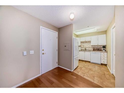 3324-3000 Millrise Point Sw, Calgary, AB - Indoor Photo Showing Kitchen