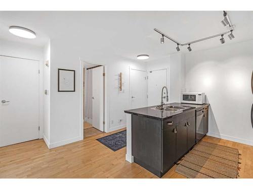 404-2221 14 Street Sw, Calgary, AB - Indoor Photo Showing Kitchen