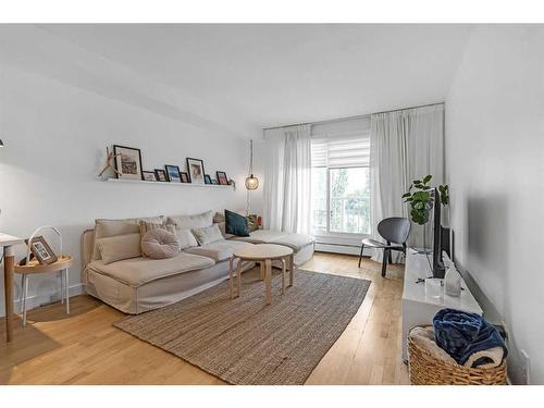 404-2221 14 Street Sw, Calgary, AB - Indoor Photo Showing Living Room