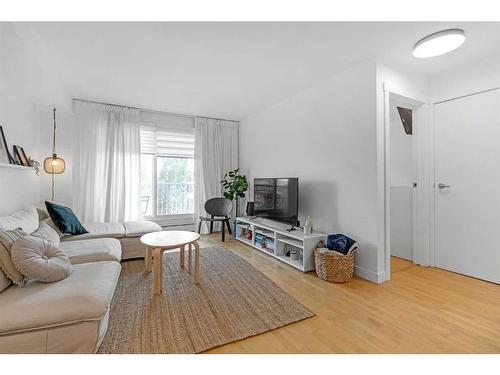 404-2221 14 Street Sw, Calgary, AB - Indoor Photo Showing Living Room