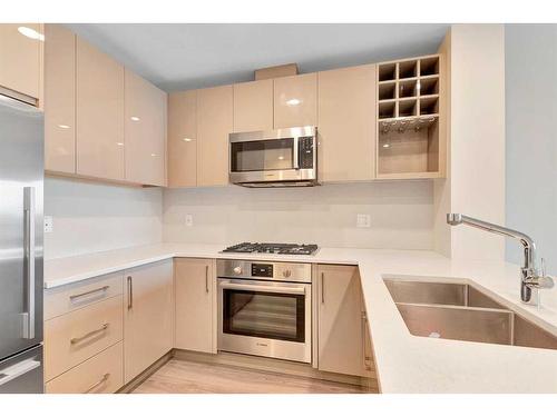 302-301 10 Street Nw, Calgary, AB - Indoor Photo Showing Kitchen With Stainless Steel Kitchen With Double Sink With Upgraded Kitchen