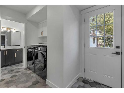 5528 Dalhart Hill Nw, Calgary, AB - Indoor Photo Showing Laundry Room