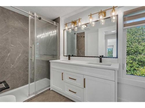 5528 Dalhart Hill Nw, Calgary, AB - Indoor Photo Showing Bathroom