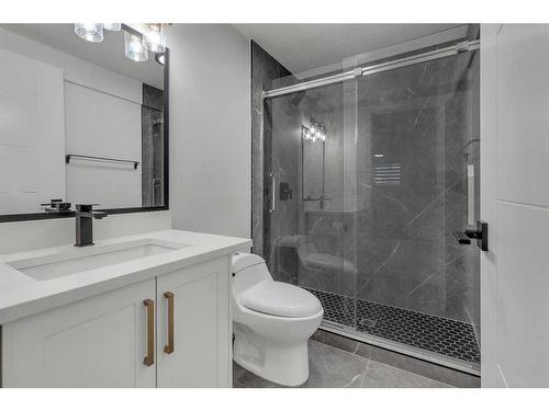 5528 Dalhart Hill Nw, Calgary, AB - Indoor Photo Showing Bathroom