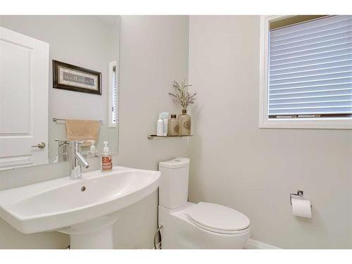 116 Sunset Manor, Cochrane, AB - Indoor Photo Showing Bathroom