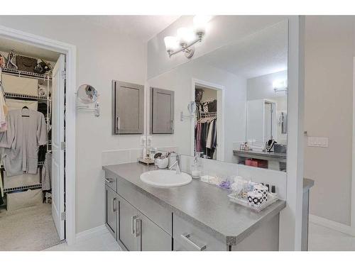 116 Sunset Manor, Cochrane, AB - Indoor Photo Showing Bathroom