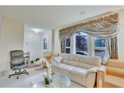 81 Taravista Way Ne, Calgary, AB - Indoor Photo Showing Living Room