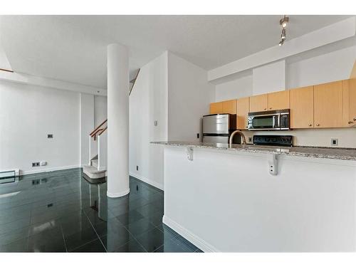 2003-1111 6 Avenue Sw, Calgary, AB - Indoor Photo Showing Kitchen