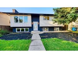 27 Berwick Hill  Calgary, AB T3K 1C4