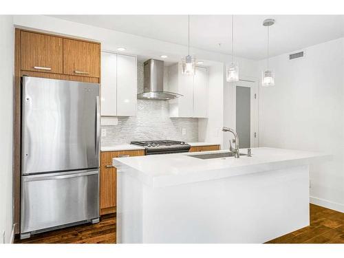 204-1029 15 Avenue Sw, Calgary, AB - Indoor Photo Showing Kitchen With Stainless Steel Kitchen With Upgraded Kitchen