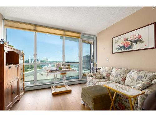 402-315 3 Street Se, Calgary, AB - Indoor Photo Showing Living Room