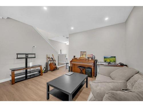 212 Homestead Drive Ne, Calgary, AB - Indoor