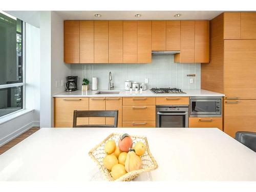 555-222 Riverfront Avenue Sw, Calgary, AB - Indoor Photo Showing Kitchen