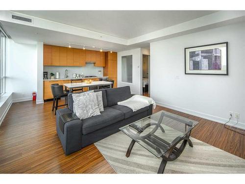 555-222 Riverfront Avenue Sw, Calgary, AB - Indoor Photo Showing Living Room