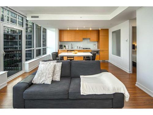 555-222 Riverfront Avenue Sw, Calgary, AB - Indoor Photo Showing Living Room