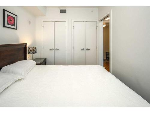 555-222 Riverfront Avenue Sw, Calgary, AB - Indoor Photo Showing Bedroom