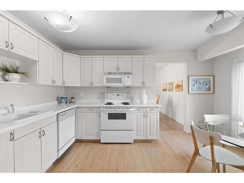 5852 Dalmead Crescent Nw, Calgary, AB - Indoor Photo Showing Kitchen