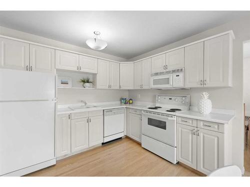 5852 Dalmead Crescent Nw, Calgary, AB - Indoor Photo Showing Kitchen