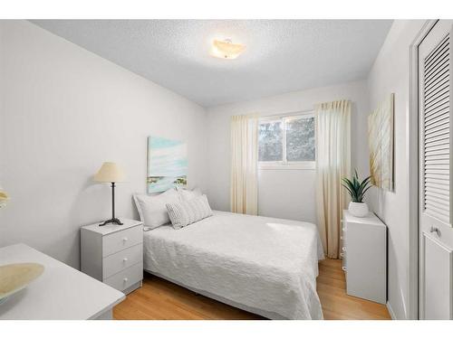 5852 Dalmead Crescent Nw, Calgary, AB - Indoor Photo Showing Bedroom