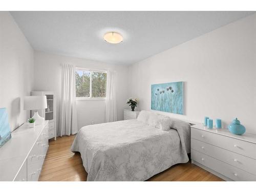 5852 Dalmead Crescent Nw, Calgary, AB - Indoor Photo Showing Bedroom