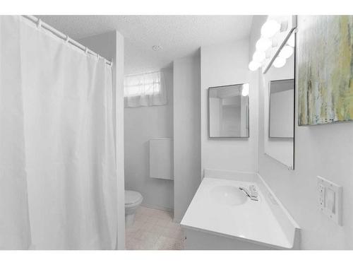 5852 Dalmead Crescent Nw, Calgary, AB - Indoor Photo Showing Bathroom