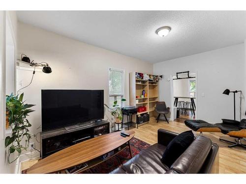 849 Mcpherson Road Ne, Calgary, AB - Indoor Photo Showing Other Room