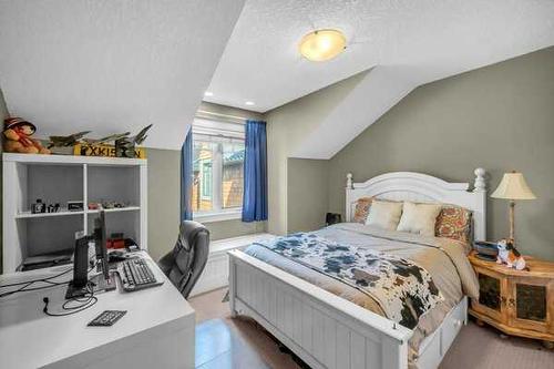 10909 Eamon Road Nw, Calgary, AB - Indoor Photo Showing Bedroom