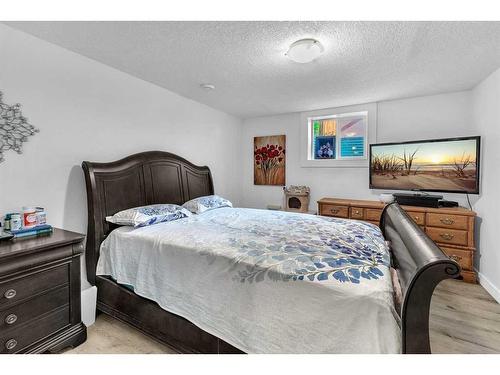 364 Westwood Drive Sw, Calgary, AB - Indoor Photo Showing Bedroom