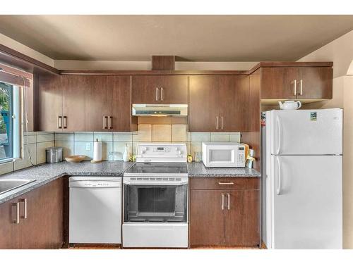 364 Westwood Drive Sw, Calgary, AB - Indoor Photo Showing Kitchen