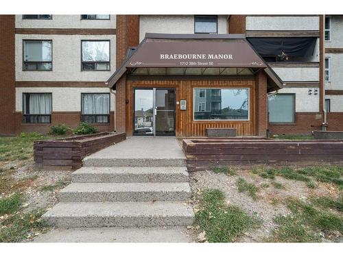 110-1712 38 Street Se, Calgary, AB - Outdoor