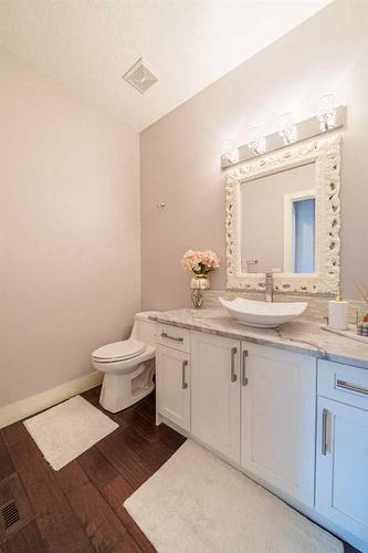 168 Kinniburgh Boulevard, Chestermere, AB - Indoor Photo Showing Bathroom