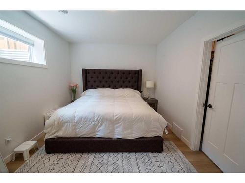 168 Kinniburgh Boulevard, Chestermere, AB - Indoor Photo Showing Bedroom