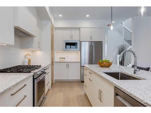 1419 41 Street Sw, Calgary, AB - Indoor Photo Showing Kitchen With Upgraded Kitchen