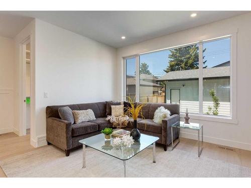 1419 41 Street Sw, Calgary, AB - Indoor Photo Showing Living Room