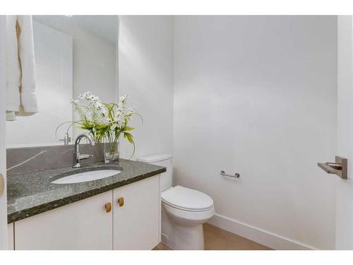 1419 41 Street Sw, Calgary, AB - Indoor Photo Showing Bathroom