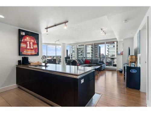 2305-433 11 Avenue Se, Calgary, AB - Indoor Photo Showing Kitchen With Double Sink