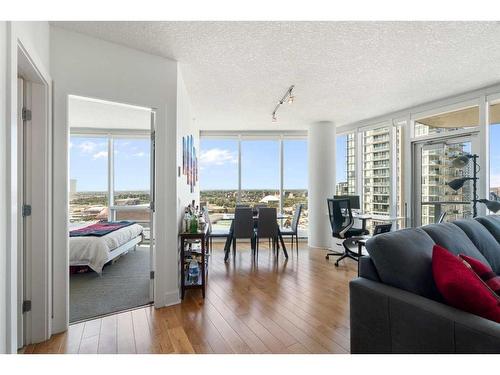 2305-433 11 Avenue Se, Calgary, AB - Indoor Photo Showing Living Room