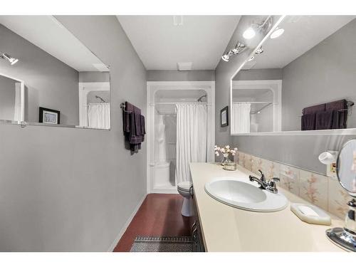 4902 51 Avenue, Olds, AB - Indoor Photo Showing Bathroom