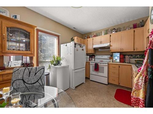 4902 51 Avenue, Olds, AB - Indoor Photo Showing Kitchen