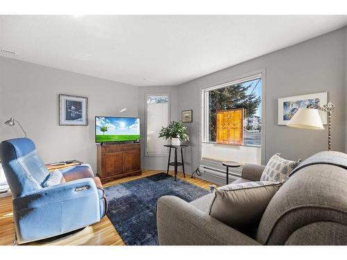 4902 51 Avenue, Olds, AB - Indoor Photo Showing Living Room