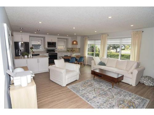 123 Huntchester Crescent Ne, Calgary, AB - Indoor Photo Showing Living Room