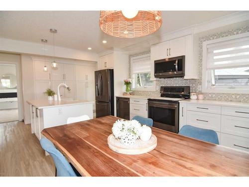 123 Huntchester Crescent Ne, Calgary, AB - Indoor Photo Showing Kitchen With Upgraded Kitchen