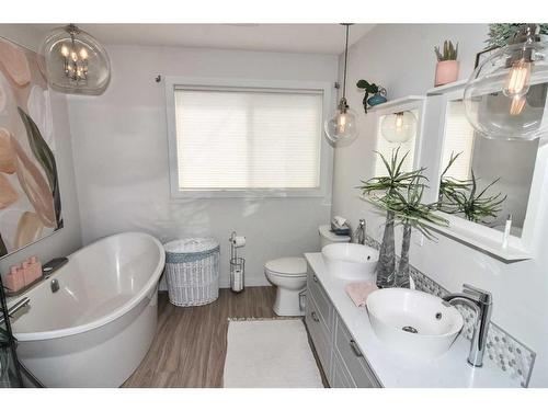 123 Huntchester Crescent Ne, Calgary, AB - Indoor Photo Showing Bathroom