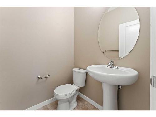 28 Cougar Ridge Manor Sw, Calgary, AB - Indoor Photo Showing Bathroom