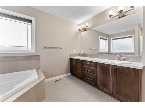 28 Cougar Ridge Manor Sw, Calgary, AB - Indoor Photo Showing Bathroom