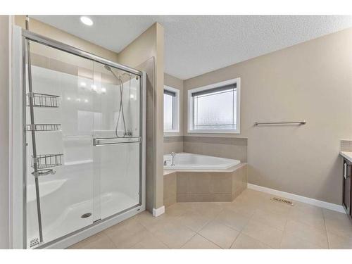 28 Cougar Ridge Manor Sw, Calgary, AB - Indoor Photo Showing Bathroom