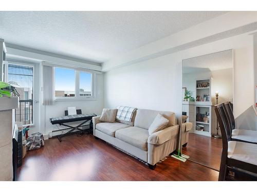 16-2104 17 Street Sw, Calgary, AB - Indoor Photo Showing Living Room